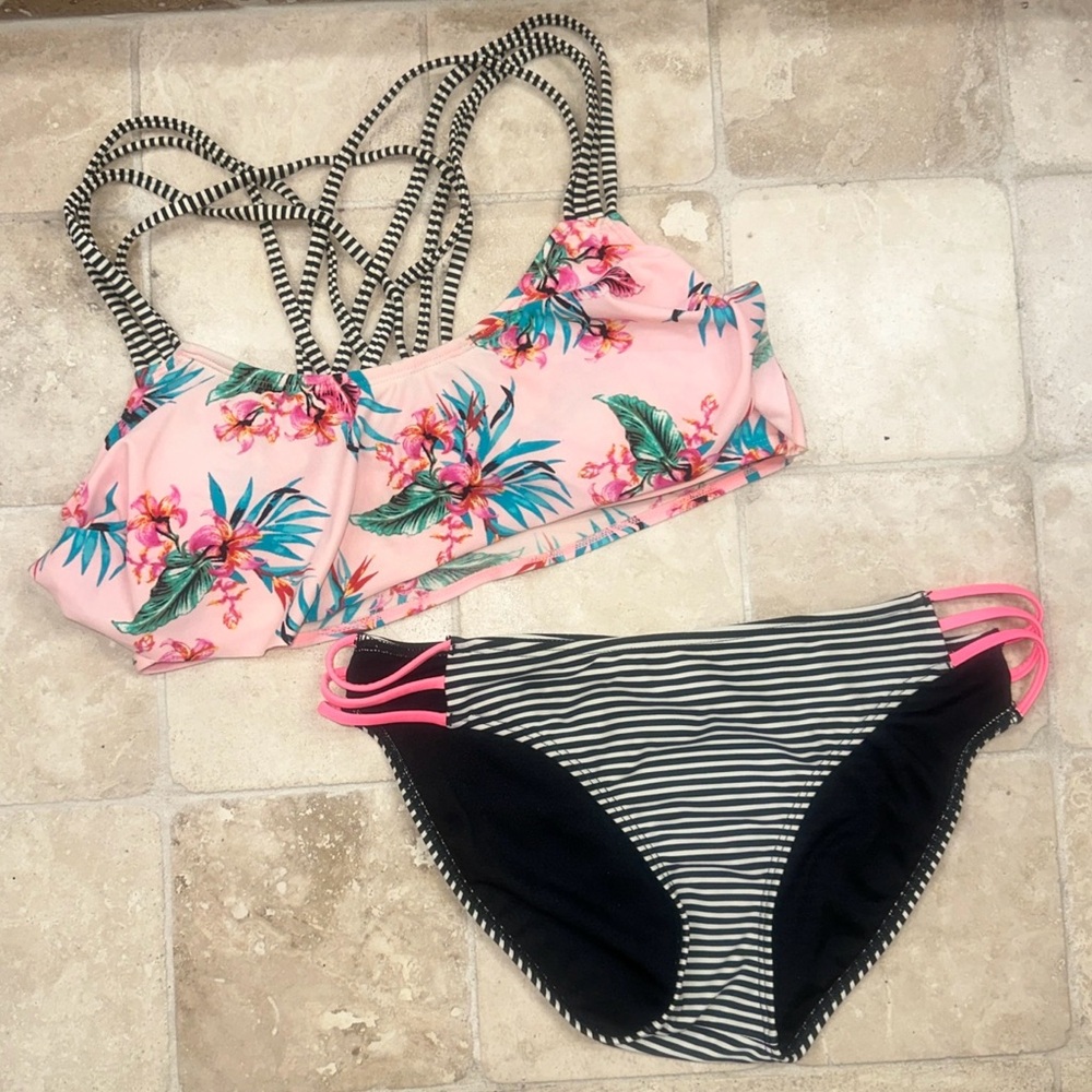 O'RAGEOUS pink/black/ white stripe top string side bottom Women’s Medium